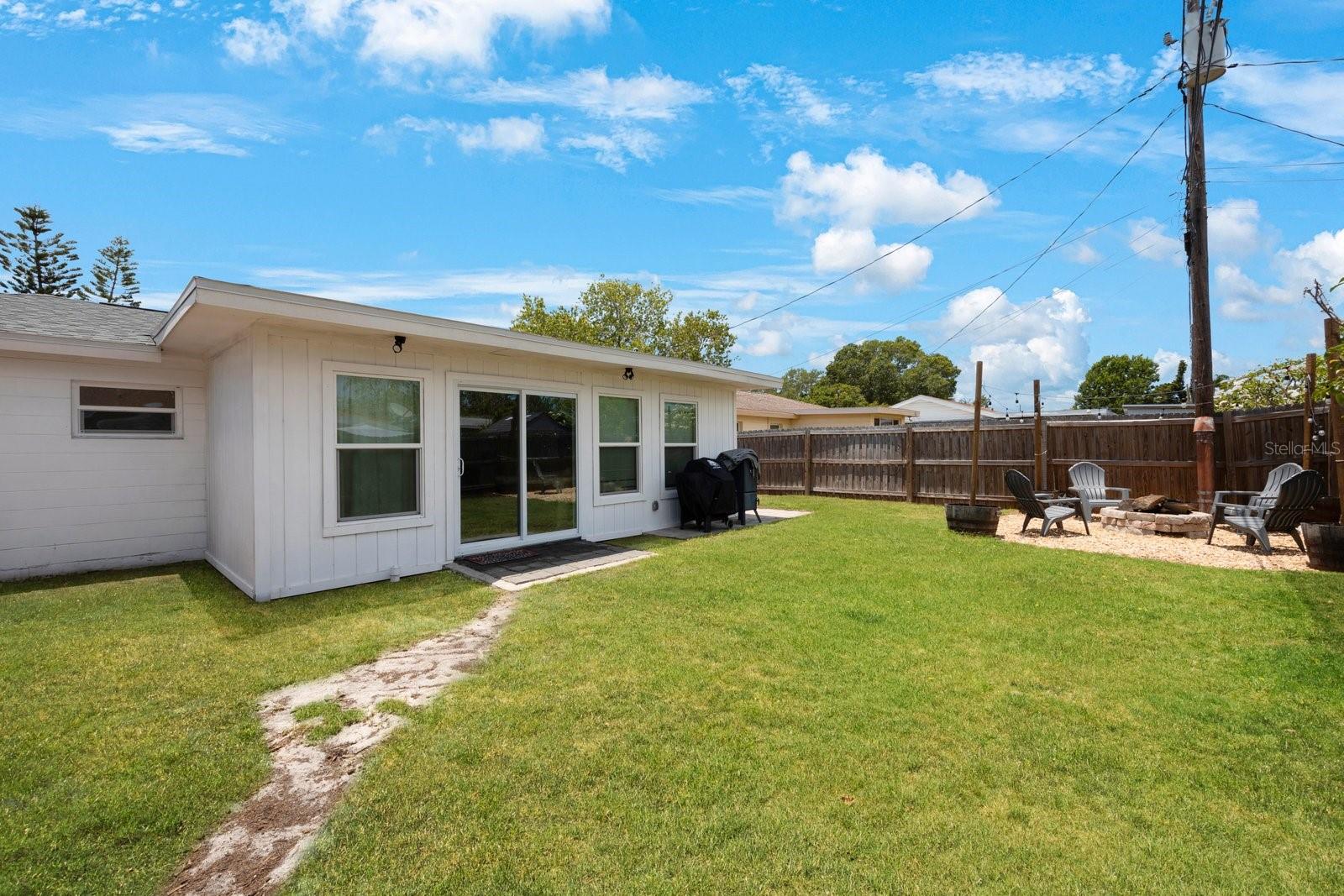 Listing photo id 29 for 8339 75th Avenue