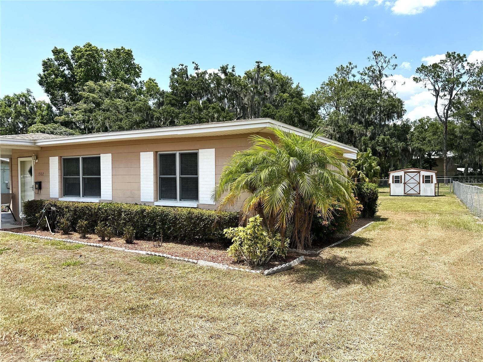 Listing photo id 2 for 1502 Mimosa Drive