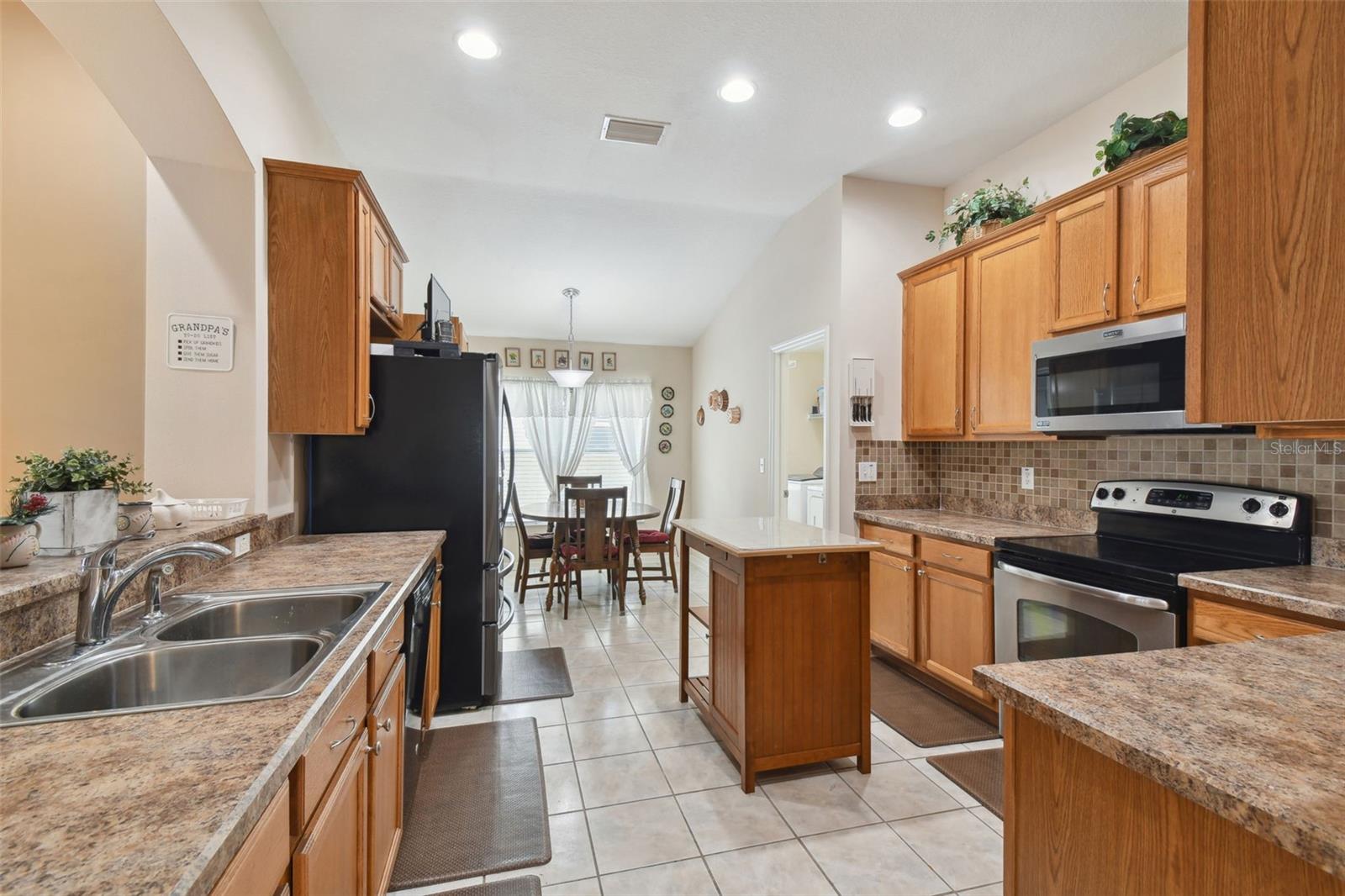 Listing photo id 18 for 6907 Runner Oak Drive