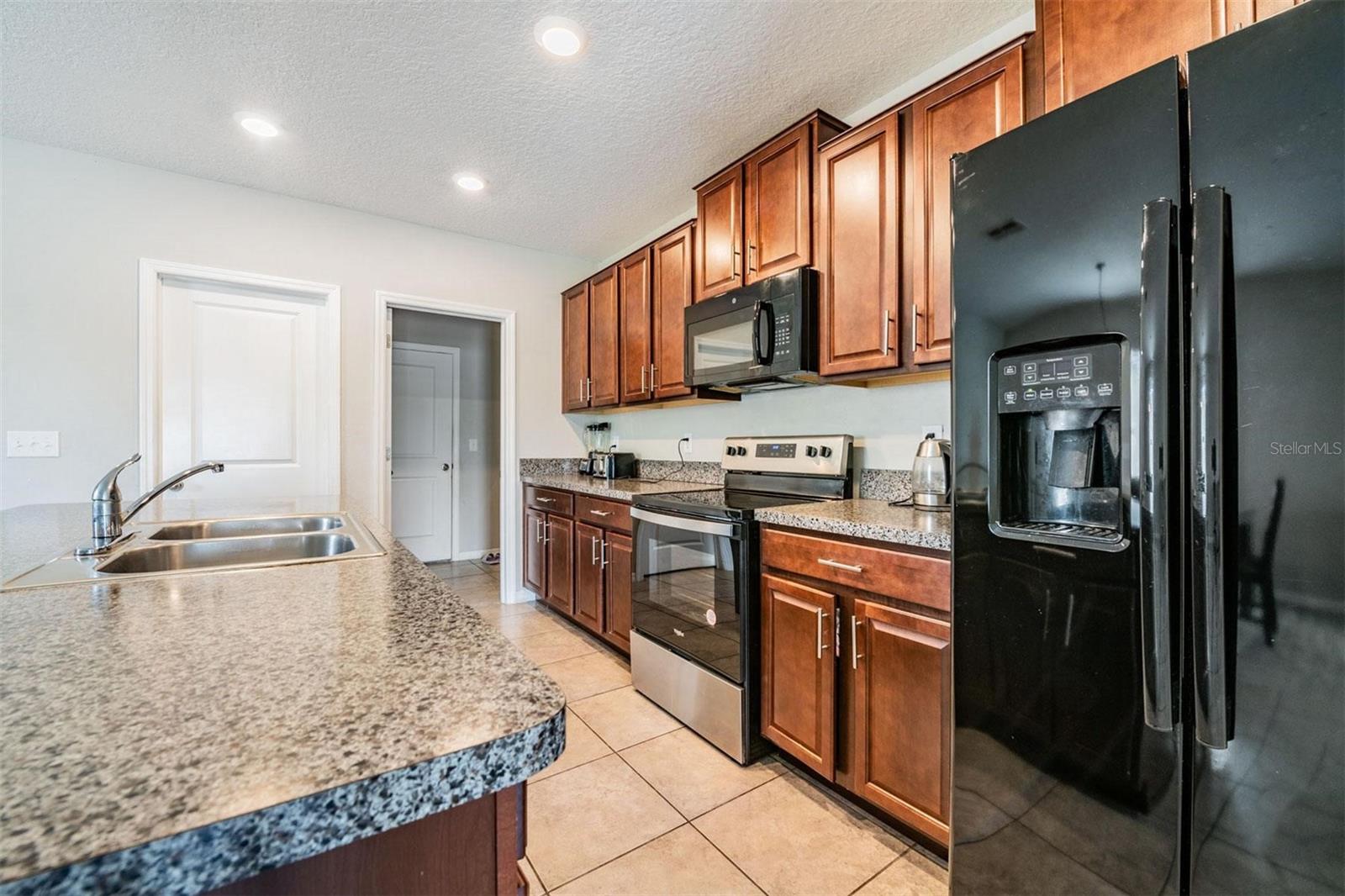 Listing photo id 2 for 7610 Blue Iris Lane