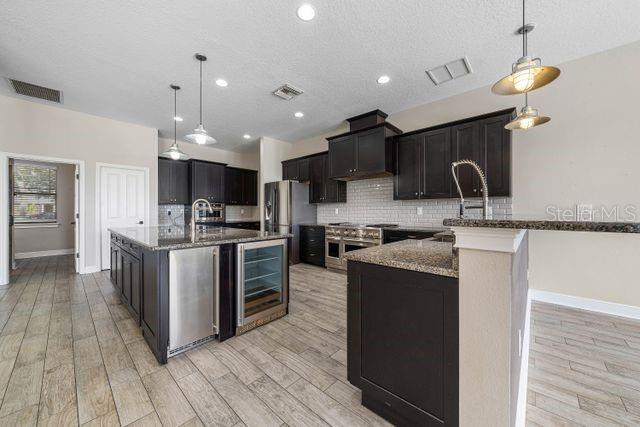 Listing photo id 7 for 809 Starlifter Lane