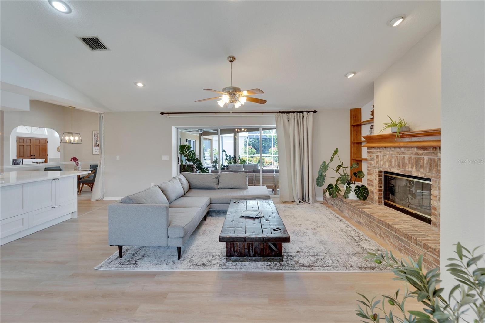 Listing photo id 16 for 3812 Cardenal Avenue