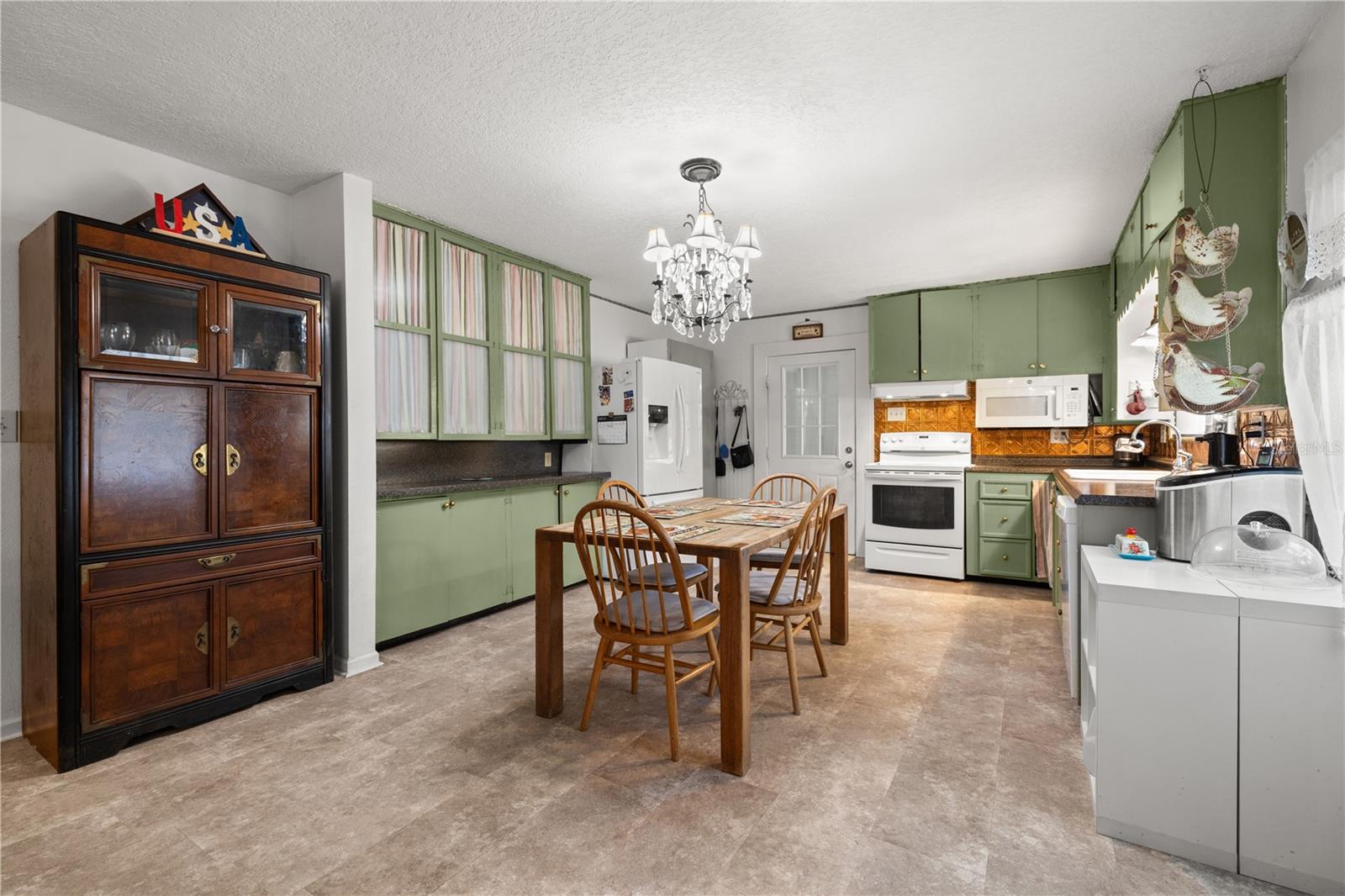 Listing photo id 9 for 16637 Livingston Avenue