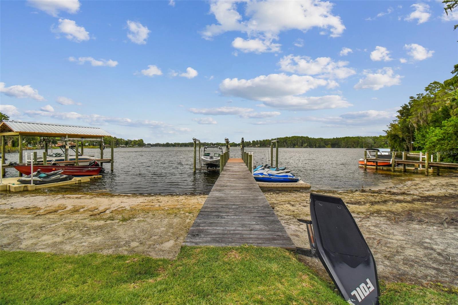 Listing photo id 6 for 2590 Lake Manor Drive