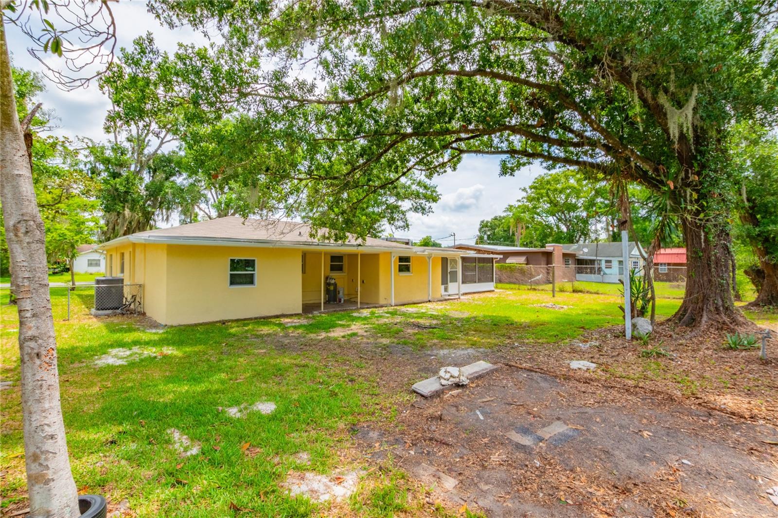 Listing photo id 27 for 1403 Oakdale Street