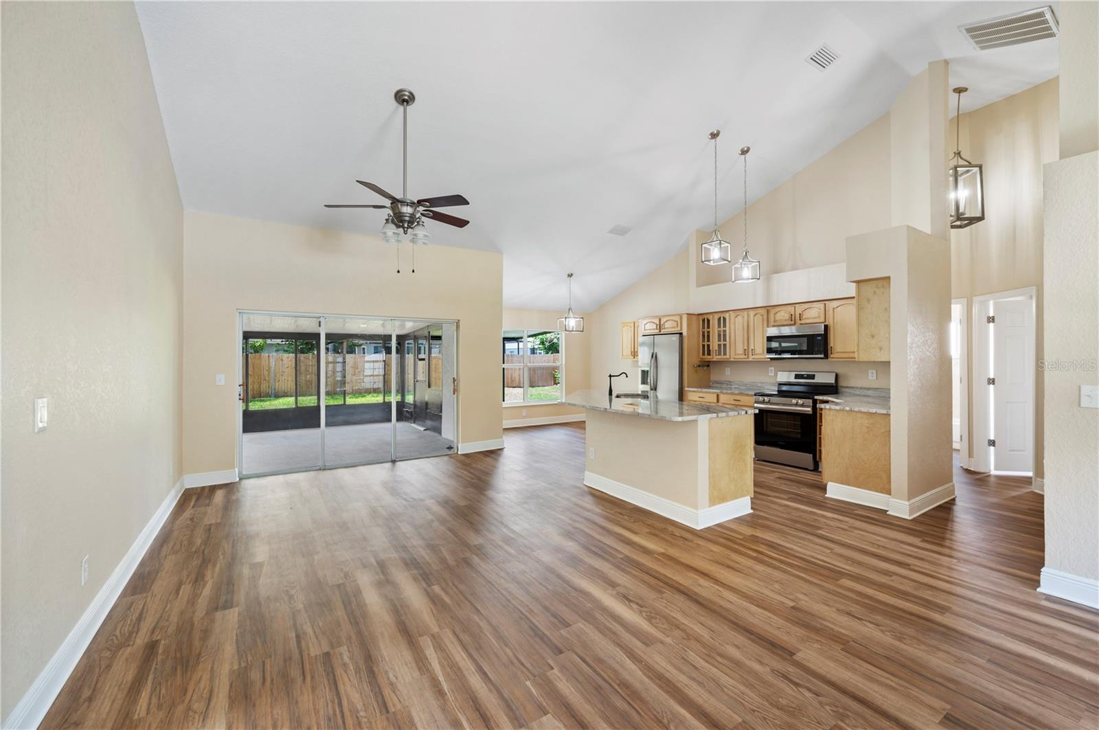 Listing photo id 3 for 12225 Shady Forest Drive