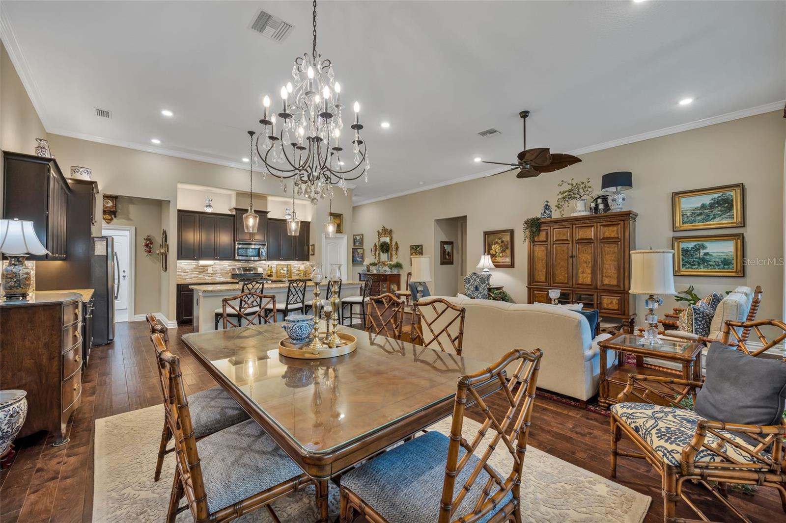 Listing photo id 15 for 6920 Crestpoint Drive