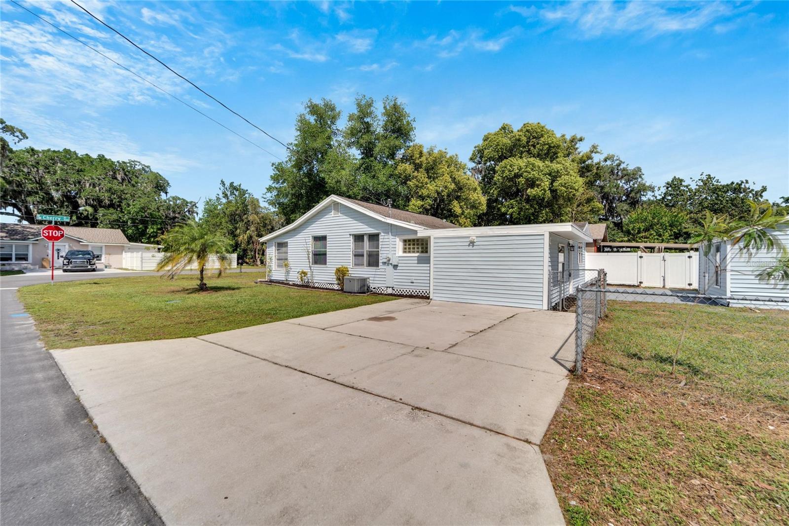 Listing photo id 51 for 913 Cherry Street