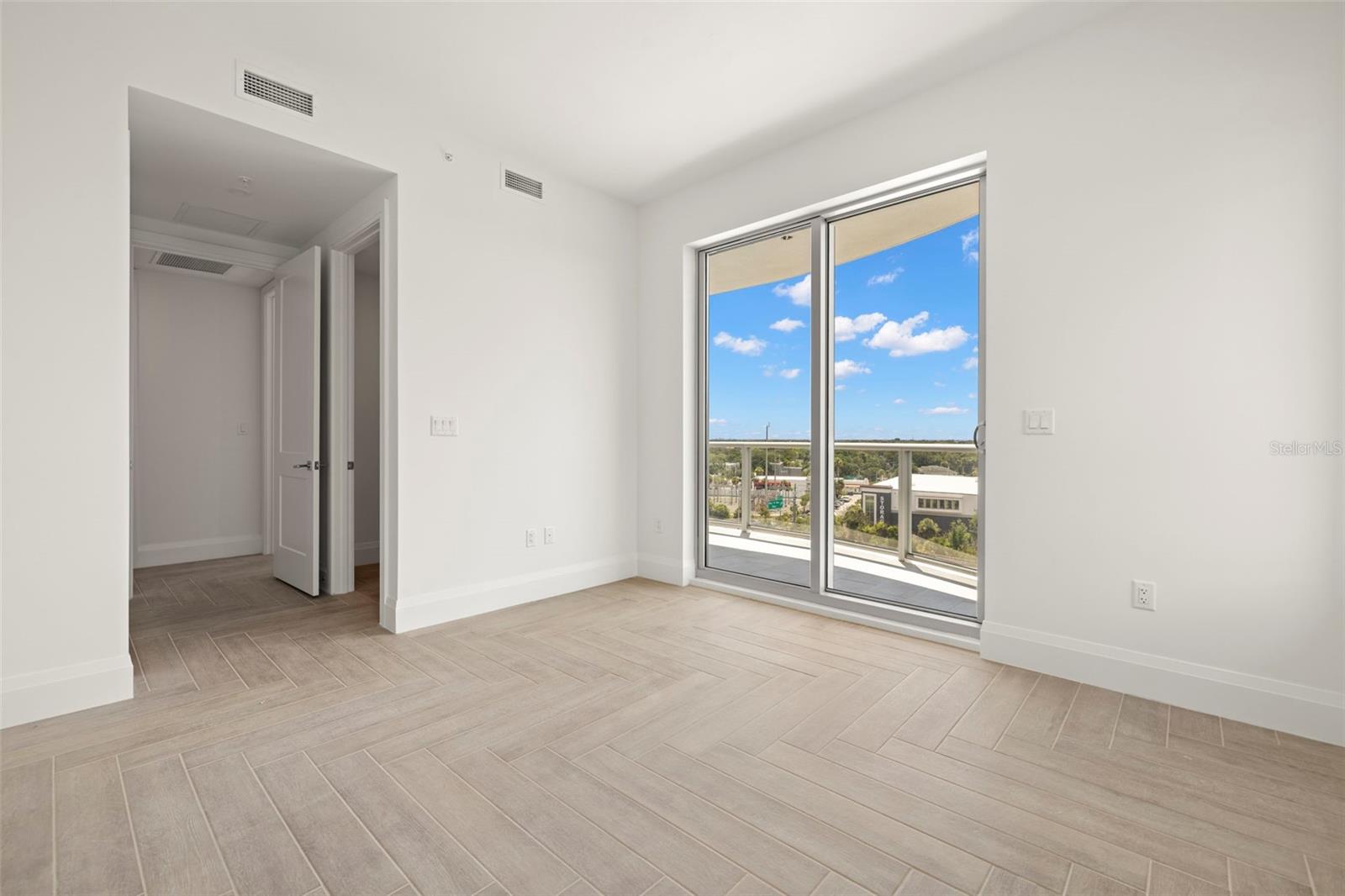 Listing photo id 35 for 2910 Barcelona Street 801