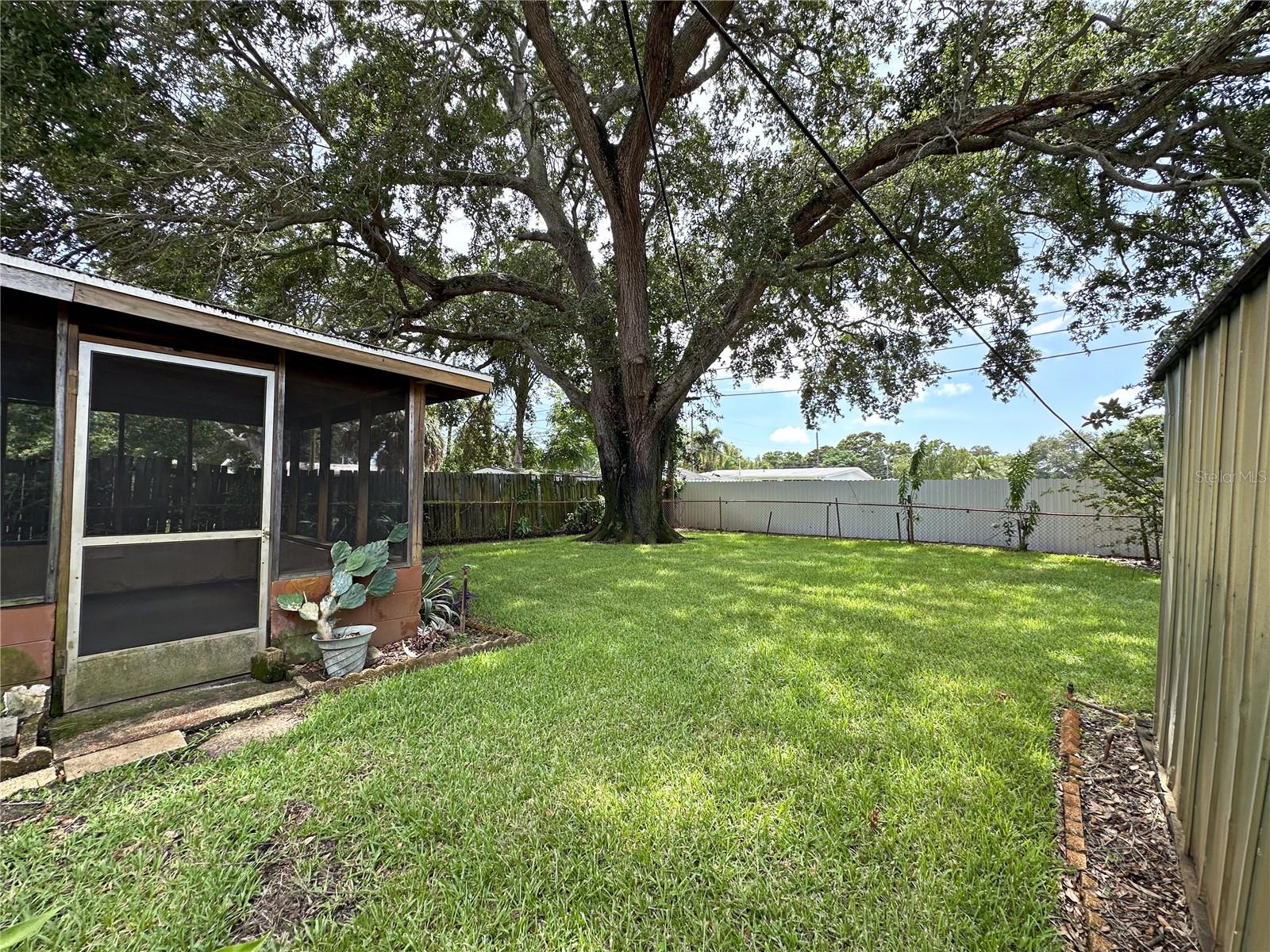 Listing photo id 19 for 3234 37th Street N