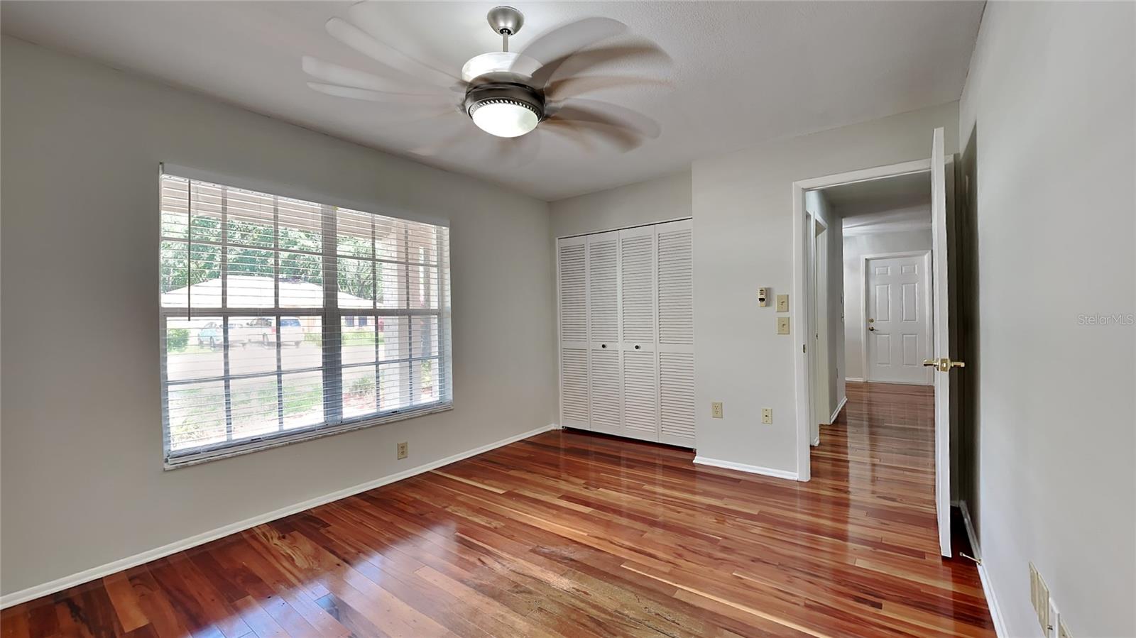 Listing photo id 9 for 2607 Royal Ridge Drive