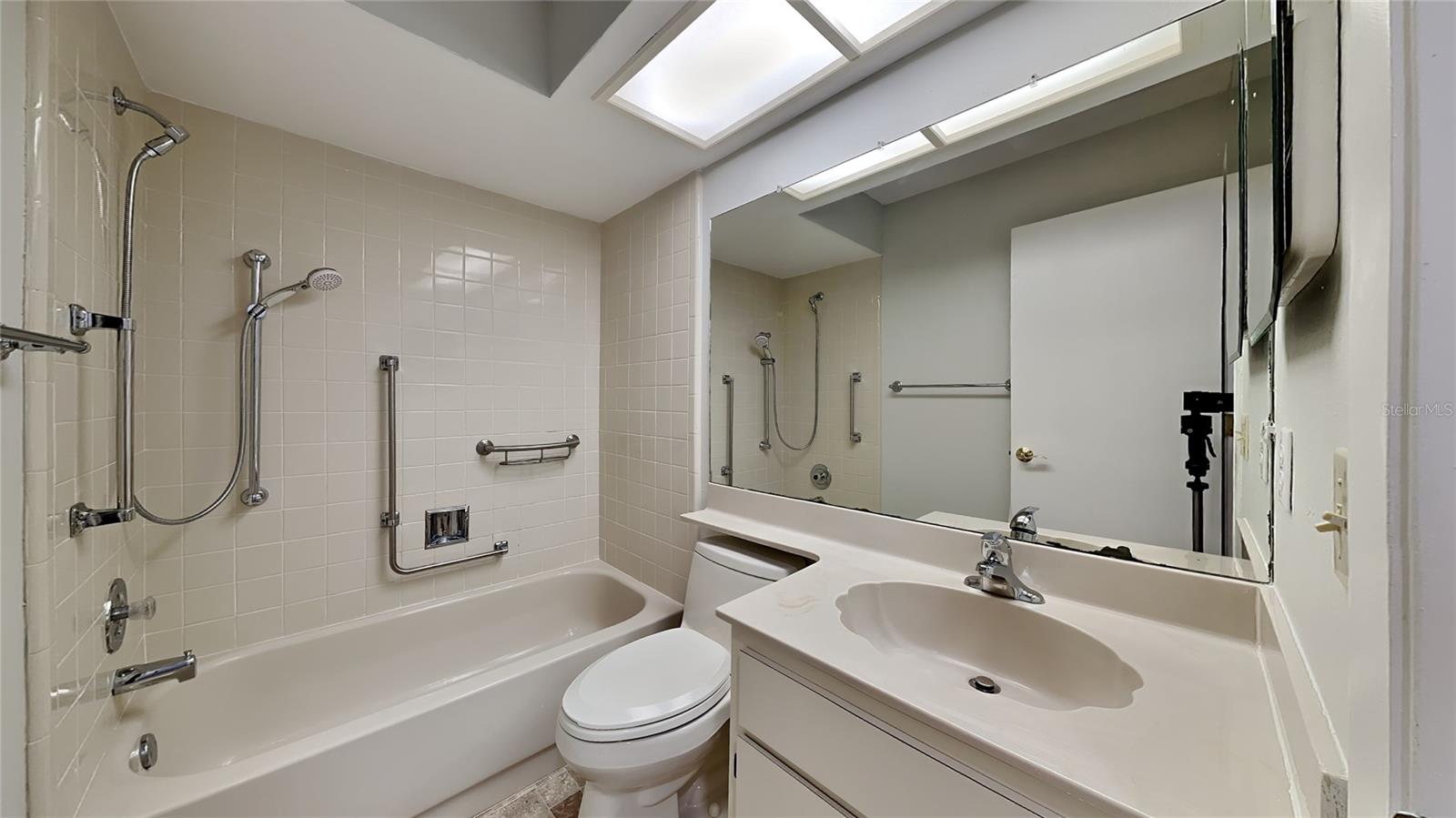 Listing photo id 10 for 2607 Royal Ridge Drive