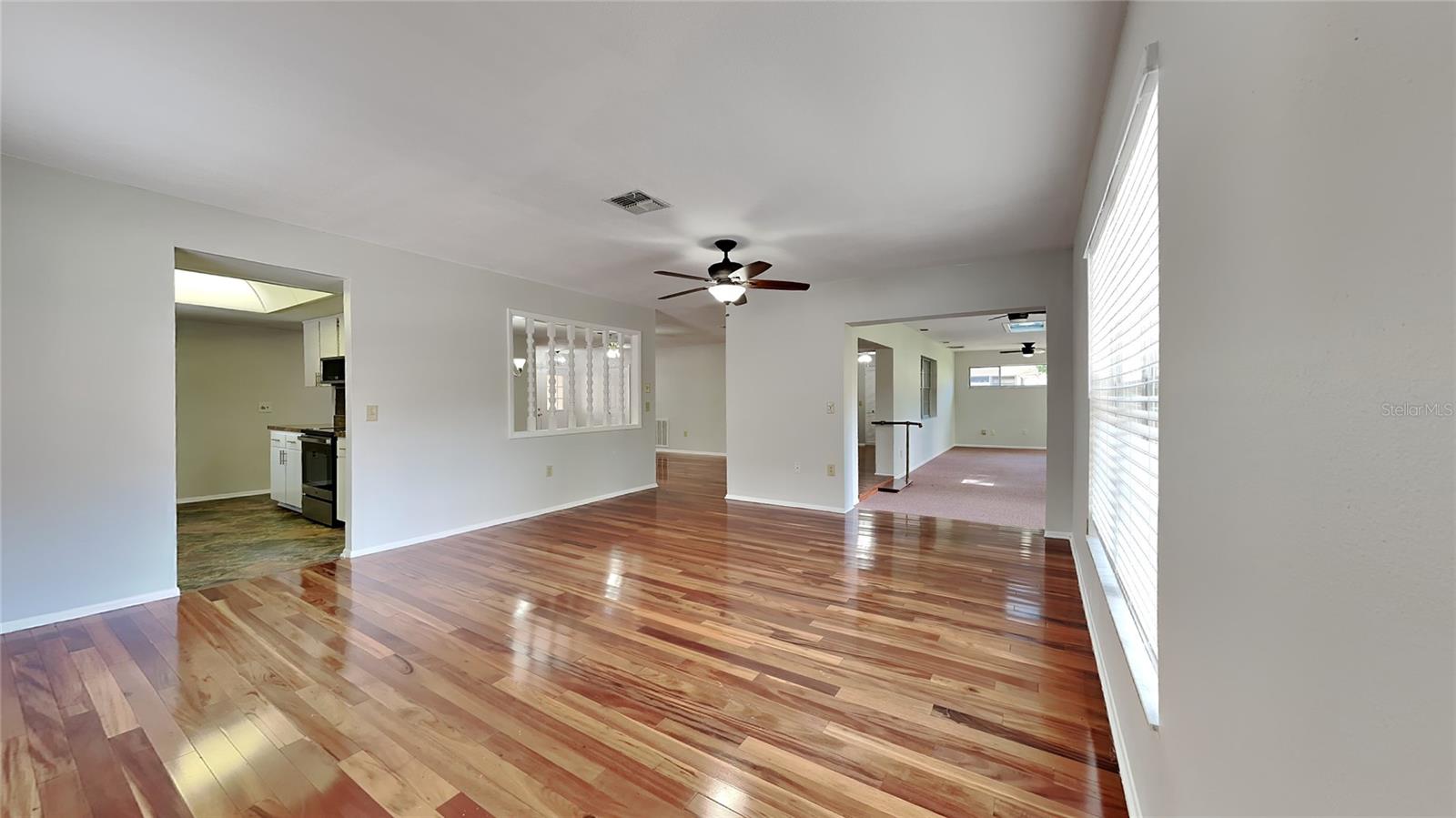 Listing photo id 2 for 2607 Royal Ridge Drive
