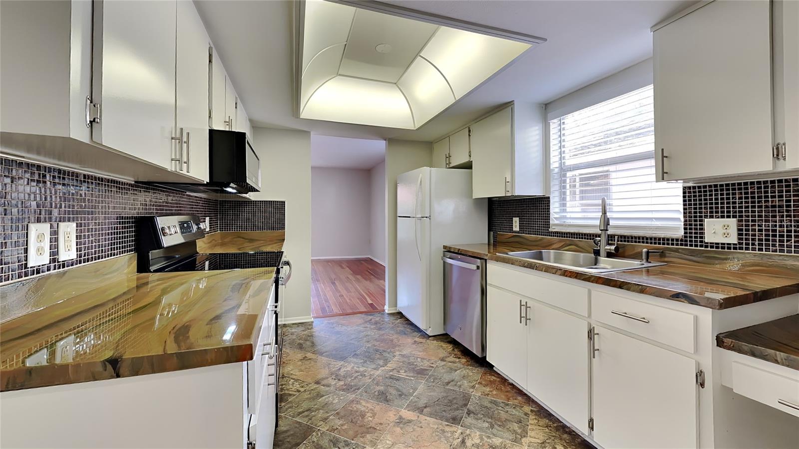 Listing photo id 3 for 2607 Royal Ridge Drive