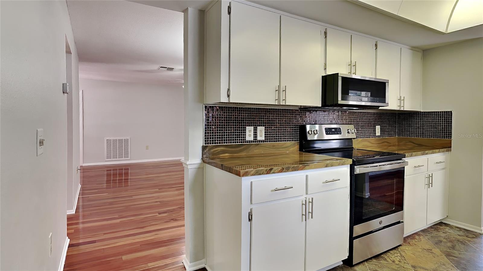 Listing photo id 5 for 2607 Royal Ridge Drive