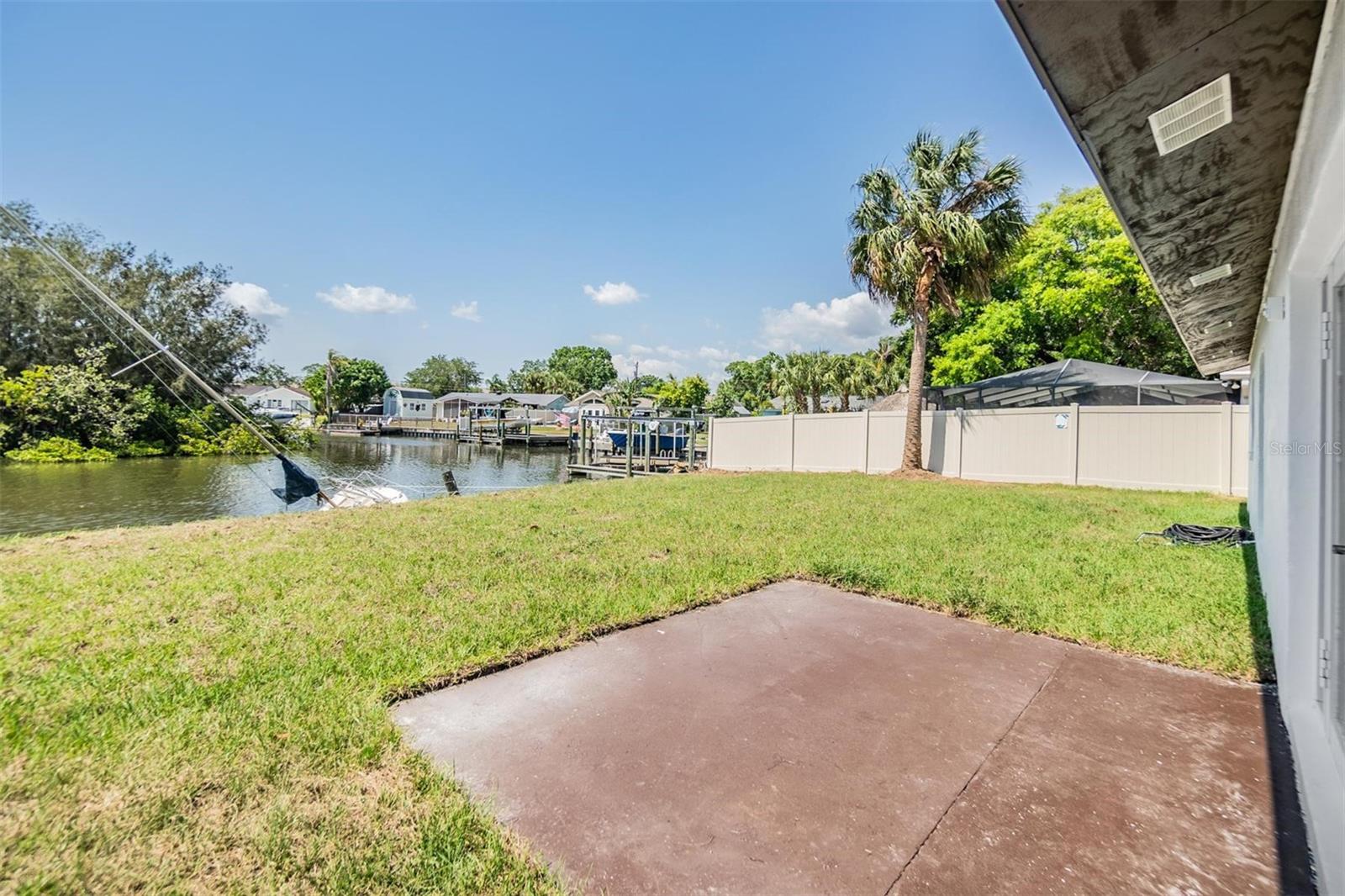 Listing photo id 23 for 8705 Tahiti Lane