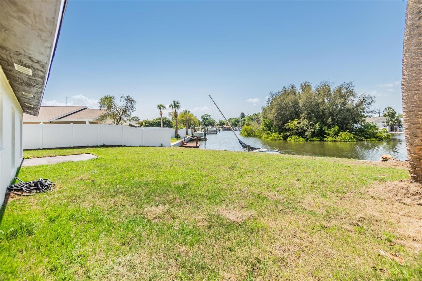 Listing photo id 24 for 8705 Tahiti Lane