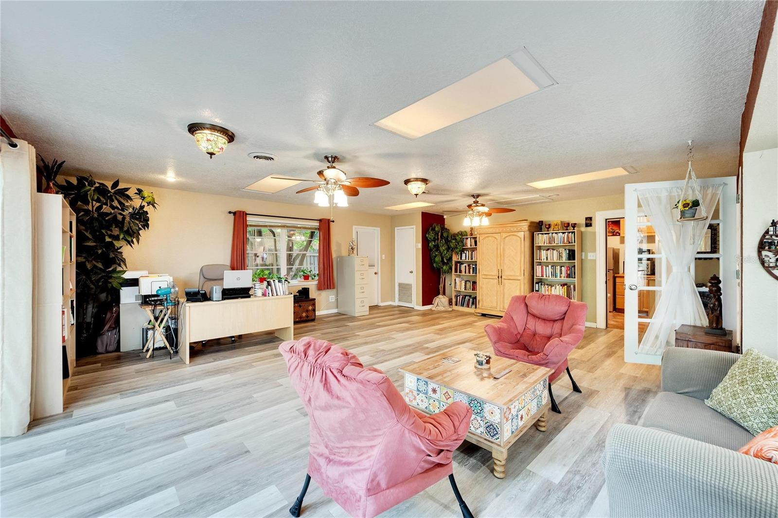 Listing photo id 34 for 806 Fig Tree Lane