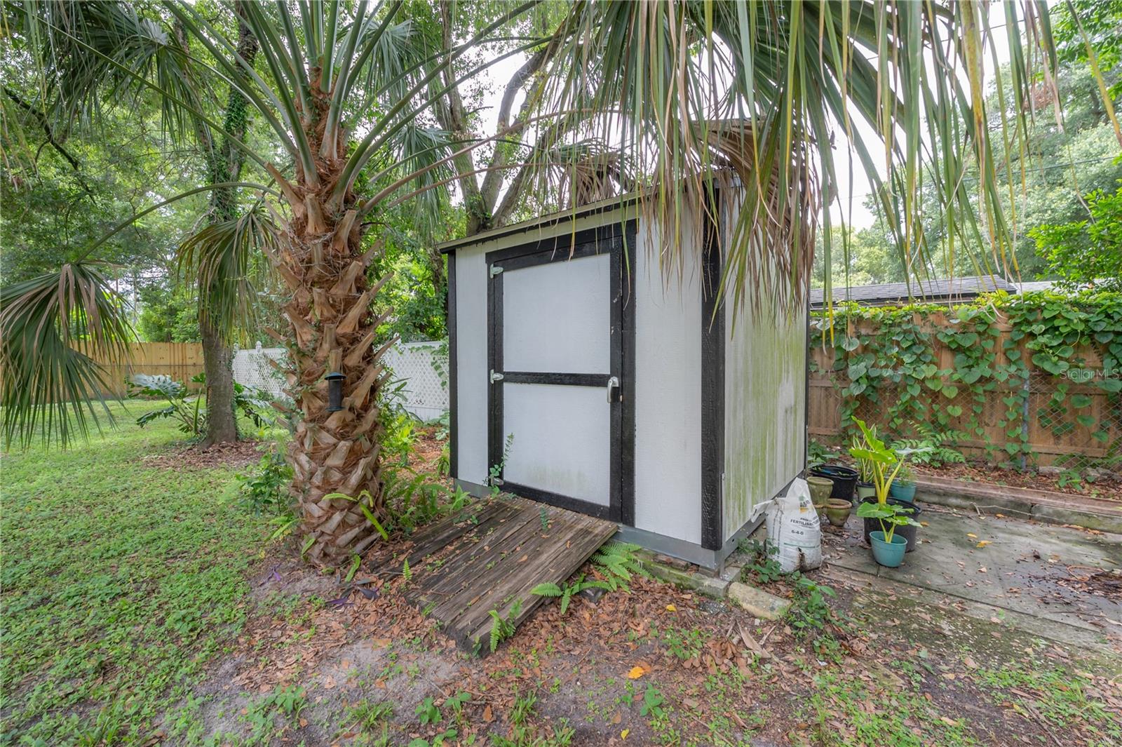 Listing photo id 43 for 1714 Fern Street