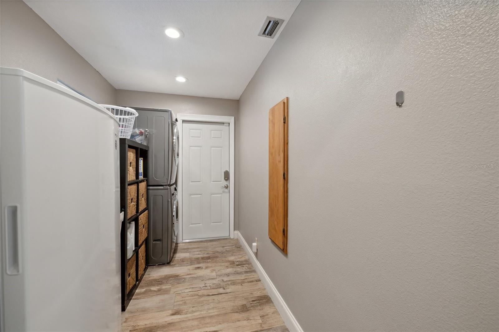 Listing photo id 41 for 7039 123rd Street