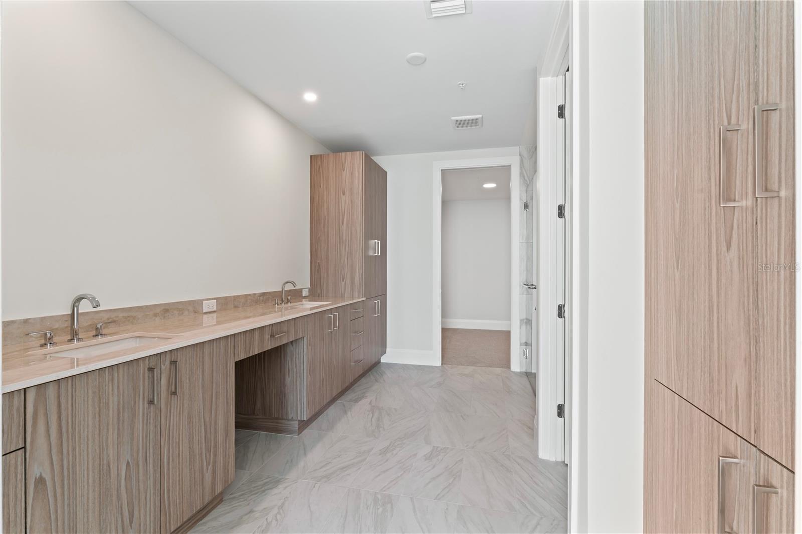 Listing photo id 25 for 2910 Barcelona Street 903