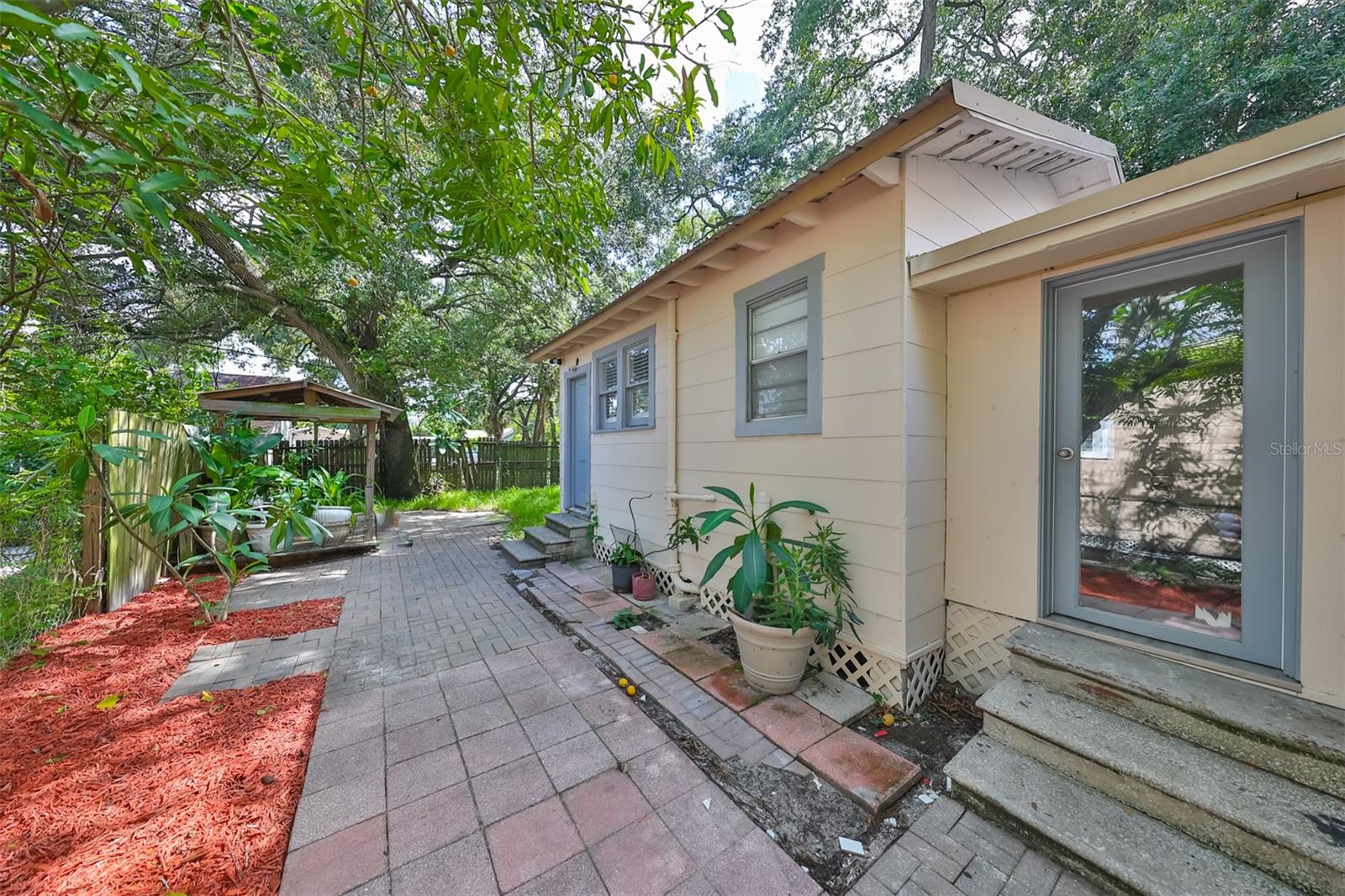 Listing photo id 26 for 2620 Clark Street