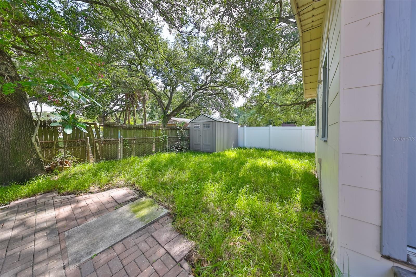 Listing photo id 27 for 2620 Clark Street