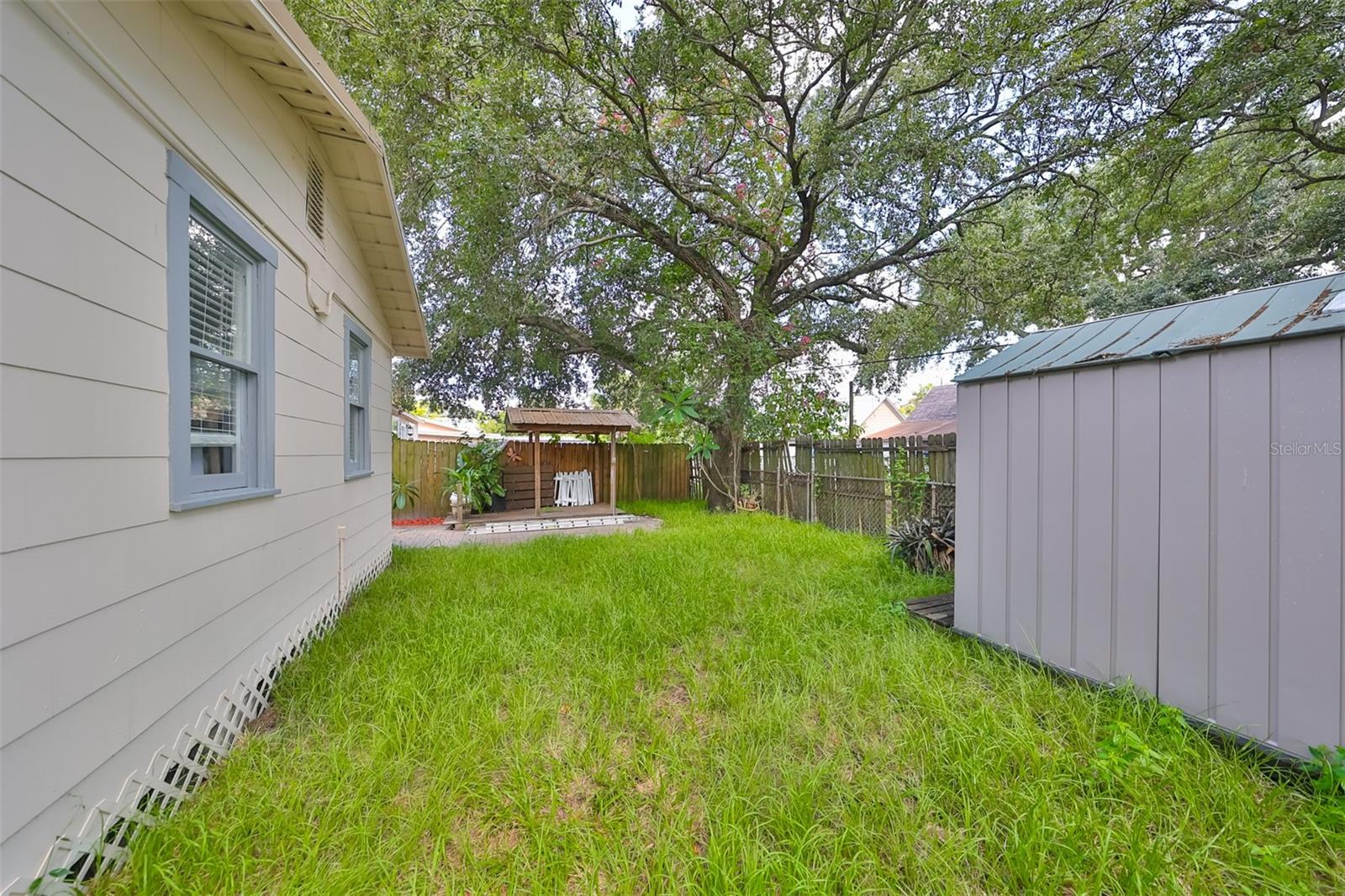 Listing photo id 29 for 2620 Clark Street