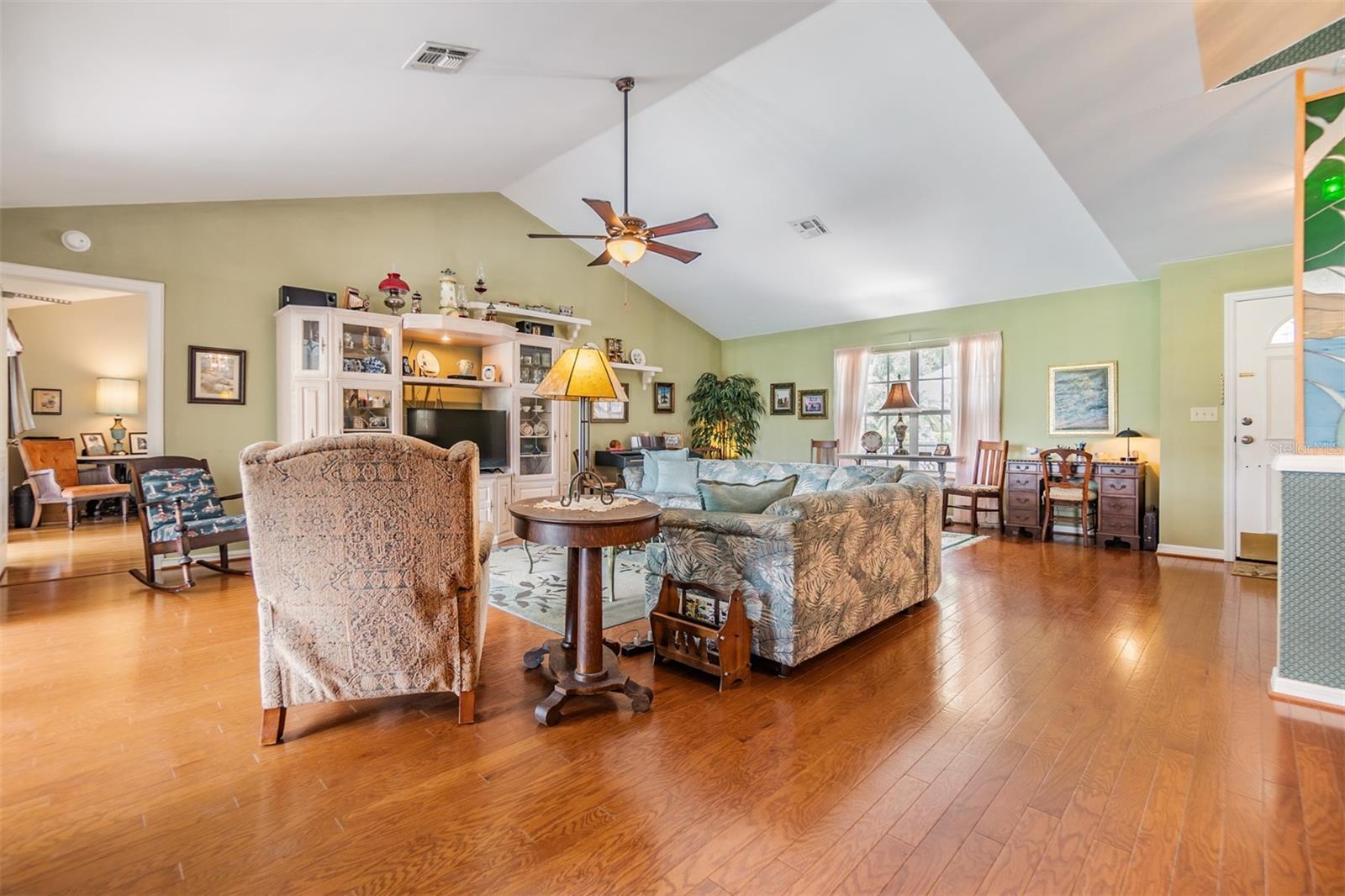 Listing photo id 17 for 6132 Silver Oaks Drive