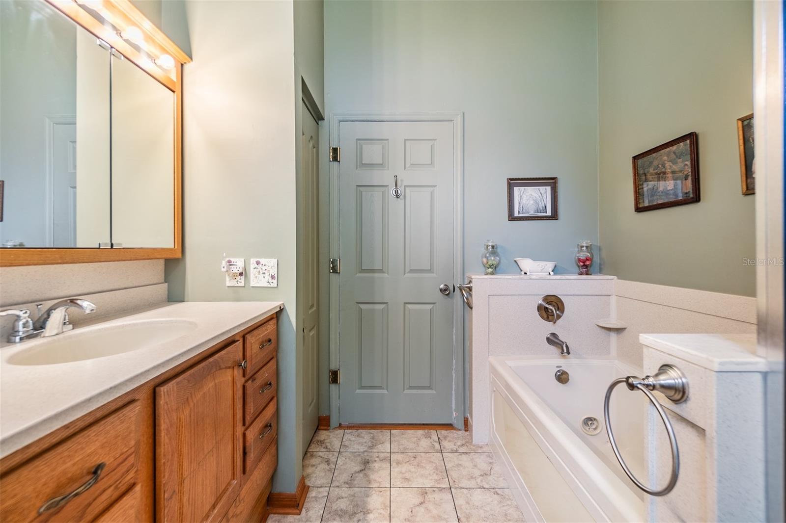 Listing photo id 27 for 6132 Silver Oaks Drive