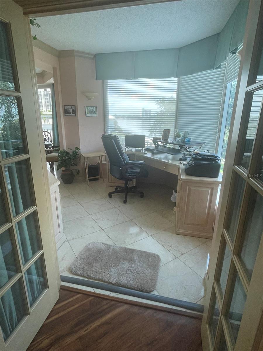 Listing photo id 12 for 3435 Bayshore Boulevard E 400