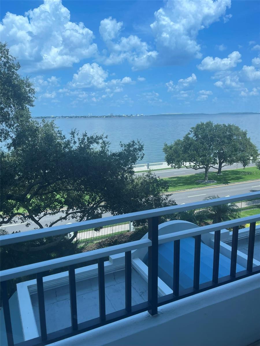 Listing photo id 13 for 3435 Bayshore Boulevard E 400