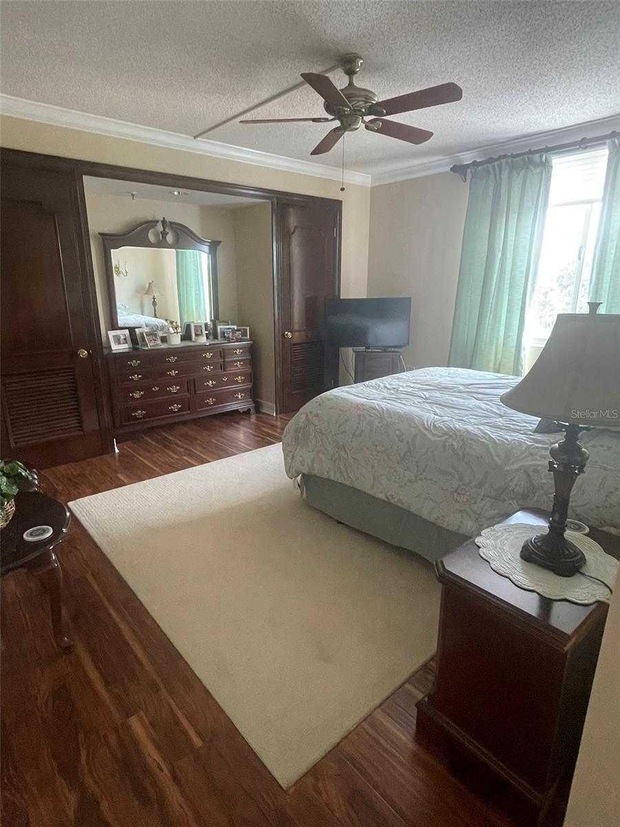 Listing photo id 25 for 3435 Bayshore Boulevard E 400