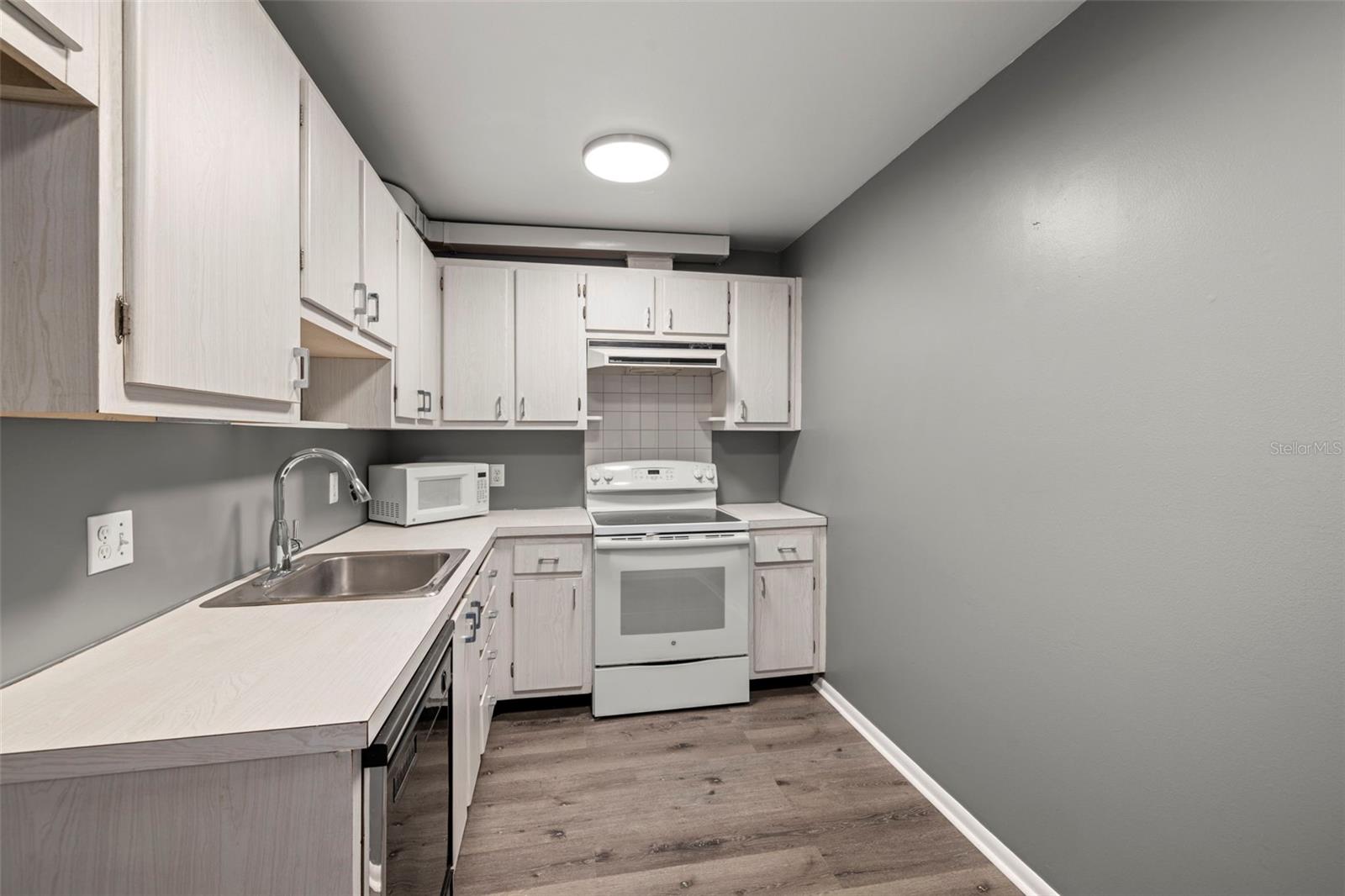 Listing photo id 2 for 4611 Fig Street 208