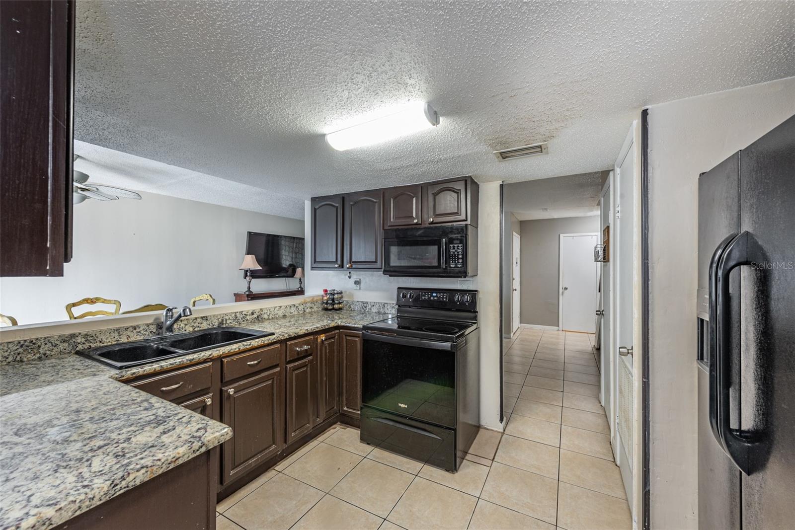 Listing photo id 8 for 807 Hunters Court