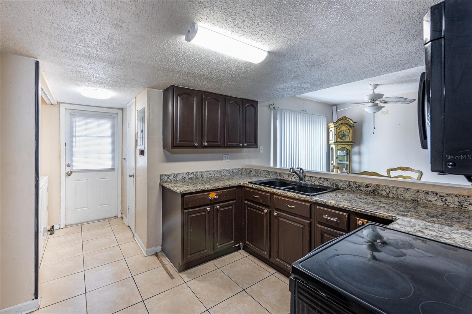 Listing photo id 9 for 807 Hunters Court