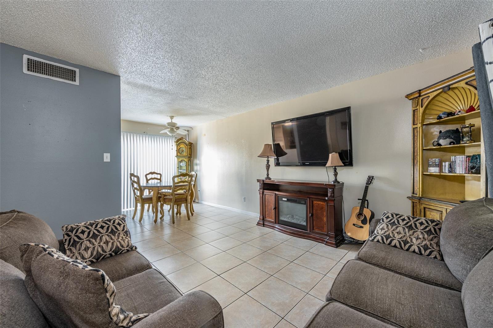 Listing photo id 3 for 807 Hunters Court