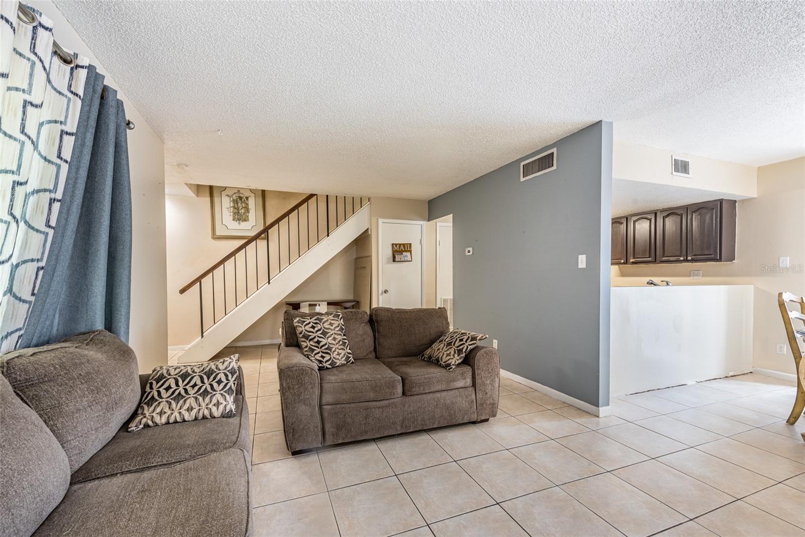 Listing photo id 6 for 807 Hunters Court