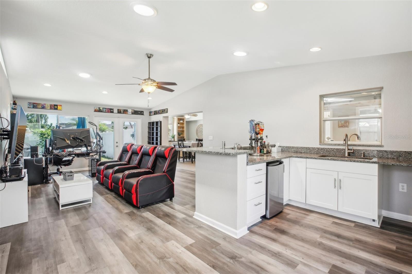 Listing photo id 17 for 8439 Boxwood Drive