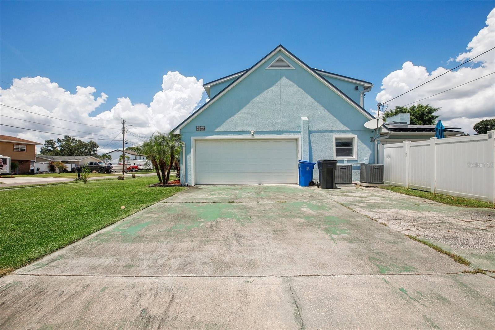 Listing photo id 1 for 8439 Boxwood Drive