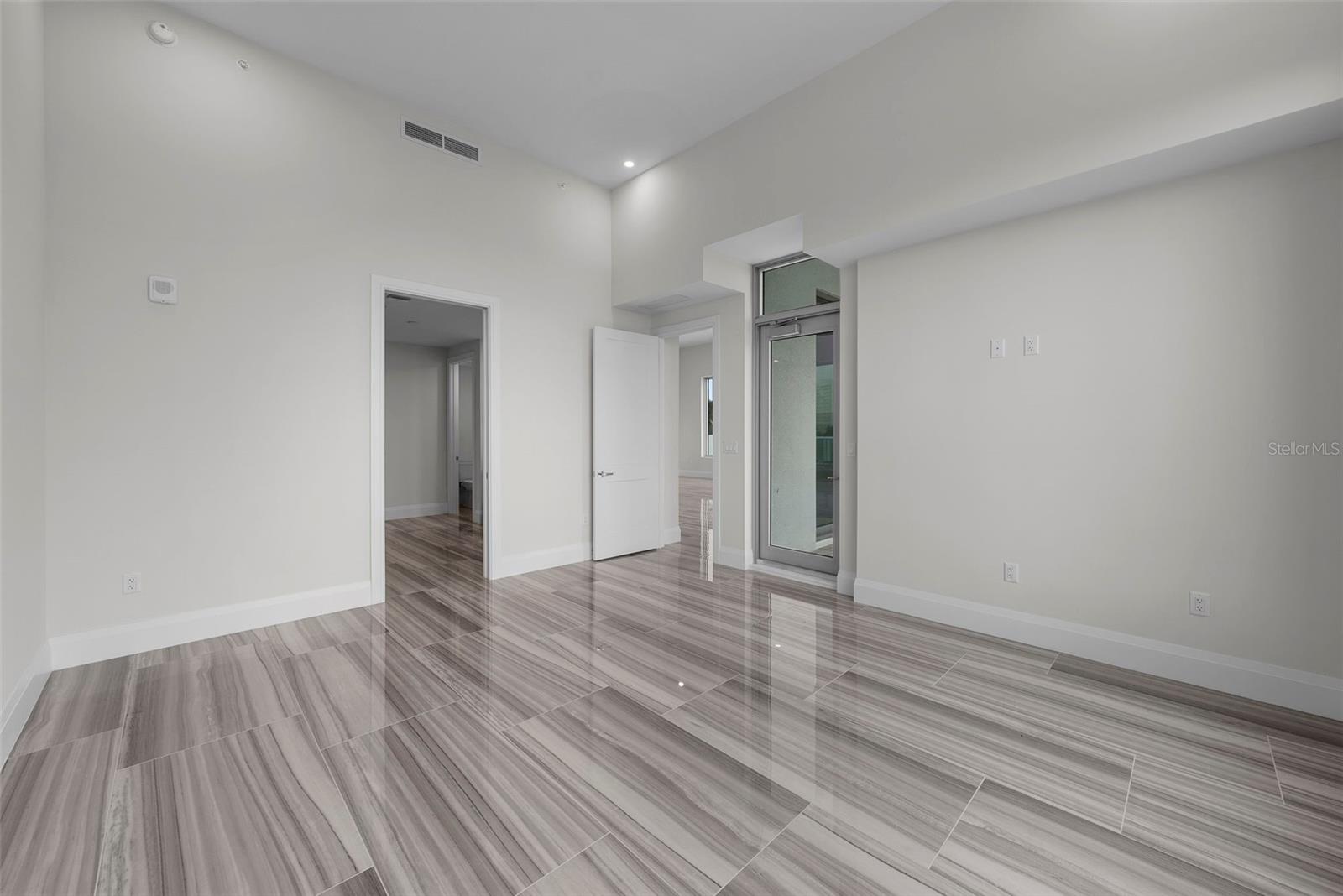 Listing photo id 21 for 2910 Barcelona Street 401