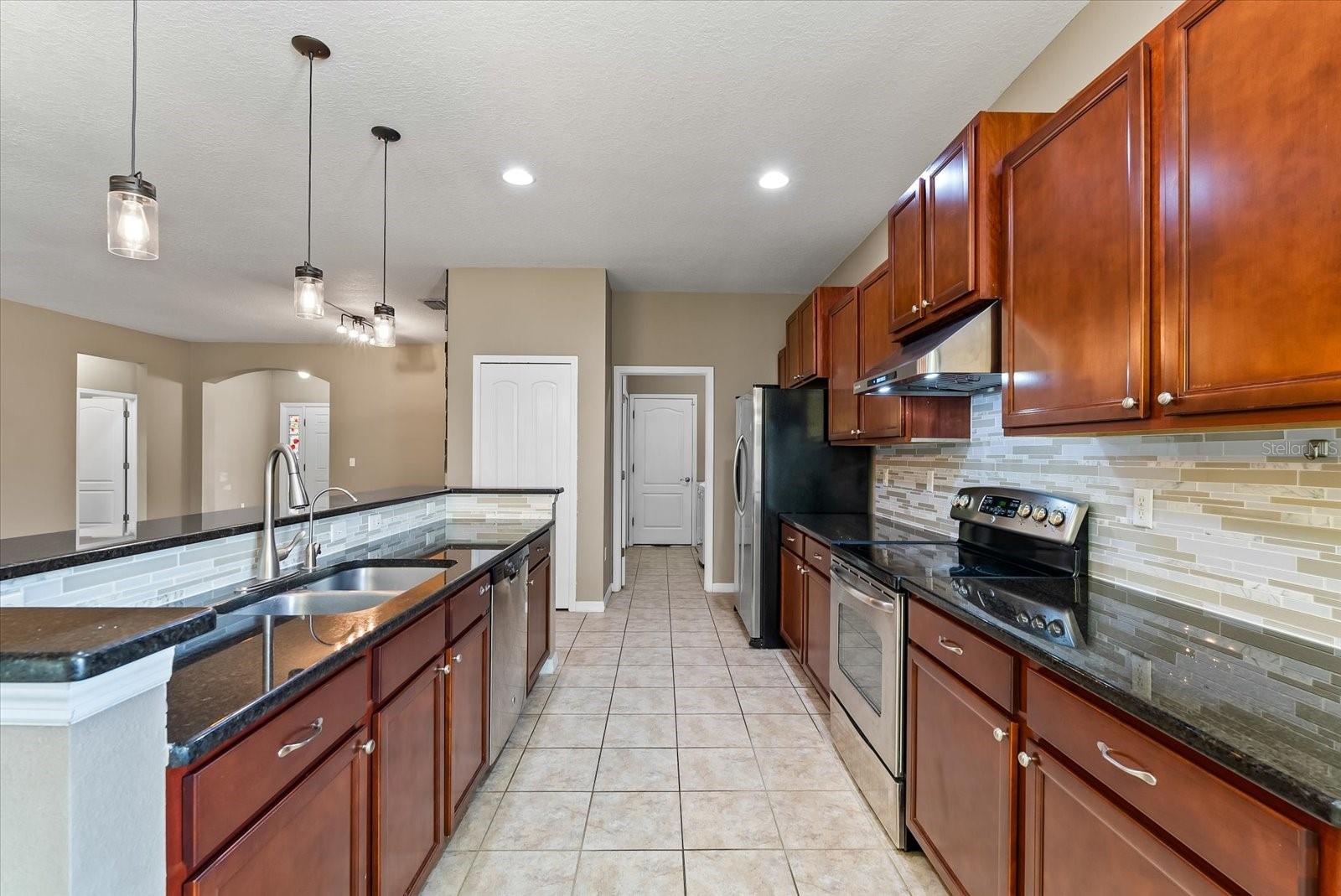 Listing photo id 9 for 2810 Holly Bluff Court