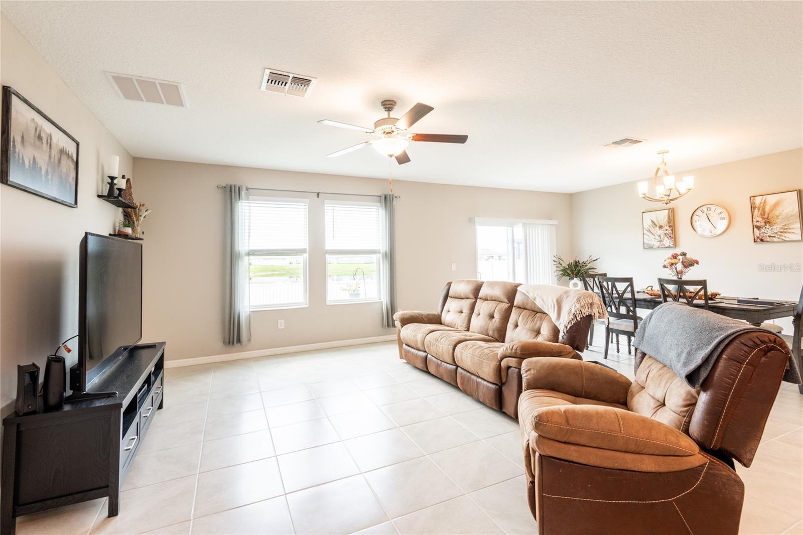 Listing photo id 6 for 5429 Blue Azure Drive