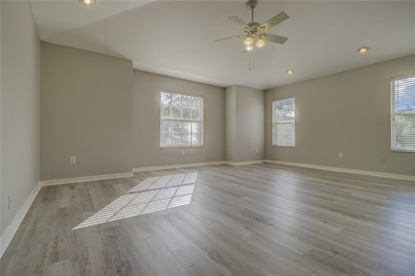 Listing photo id 98 for 19334 Autumn Woods Avenue