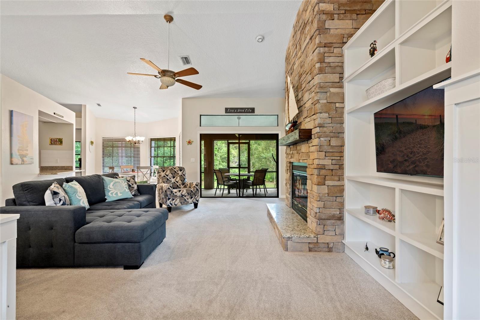 Listing photo id 10 for 7051 Frances Drive