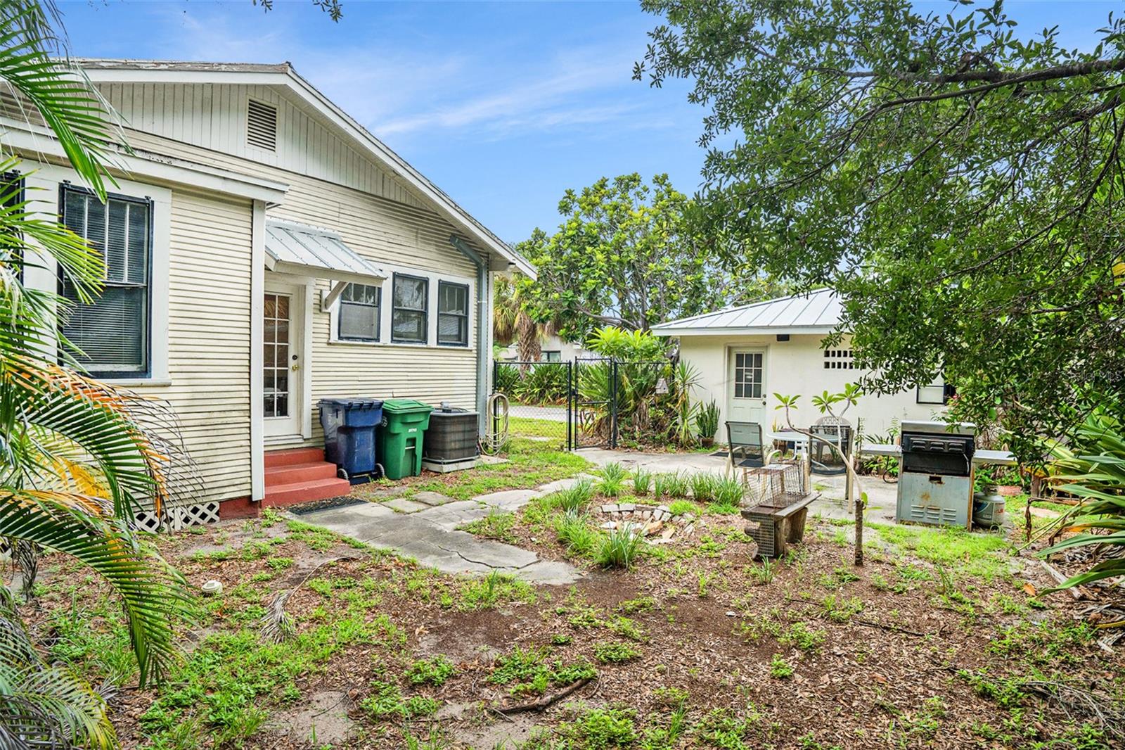 Listing photo id 15 for 1919 Lemon Street