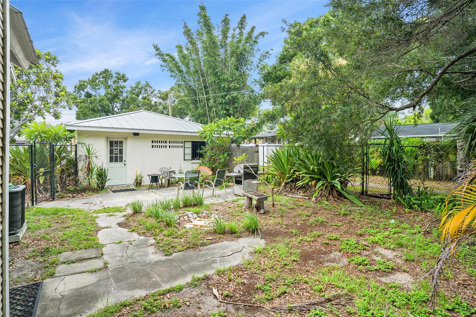 Listing photo id 16 for 1919 Lemon Street