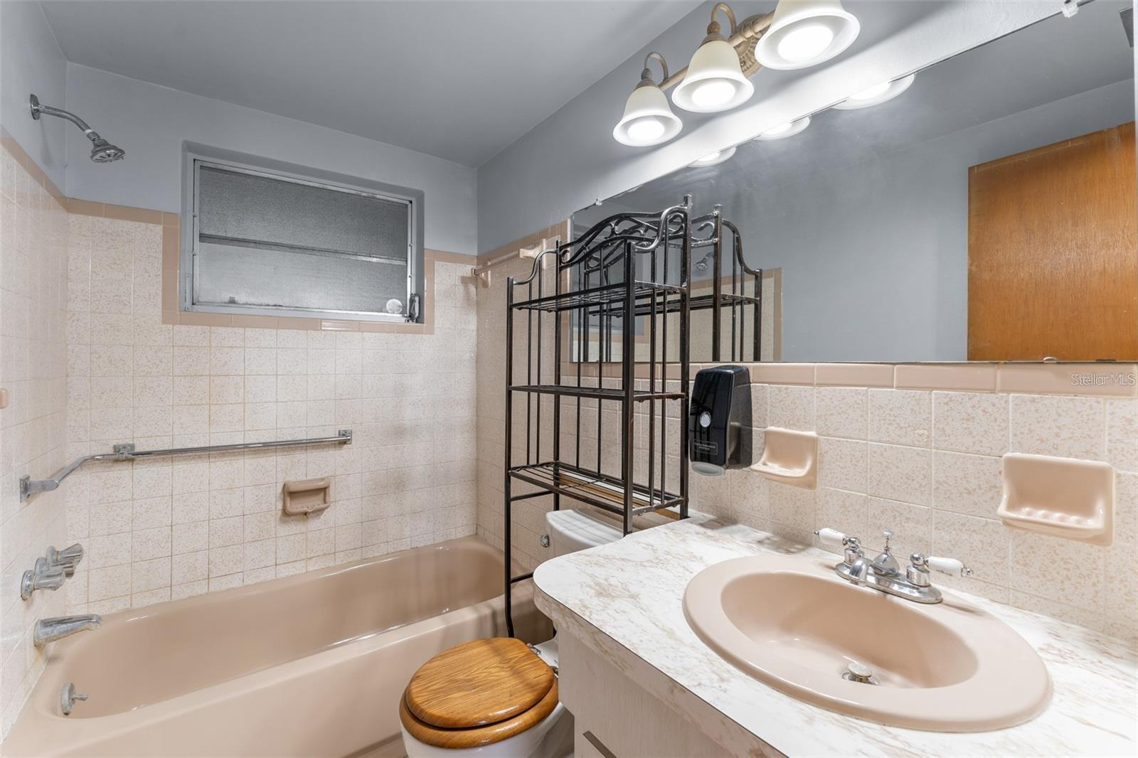 Listing photo id 18 for 5851 Lanate Avenue