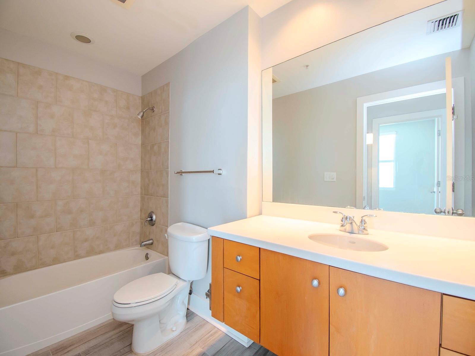 Listing photo id 23 for 1208 Kennedy Boulevard 1109