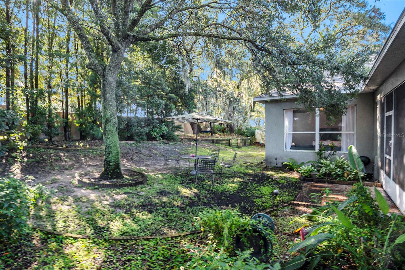 Listing photo id 22 for 811 Woodcarver Lane